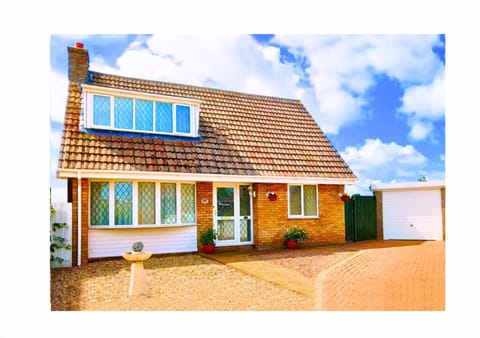 ★ Large Pet Friendly Garden
★ Off road Free Parking for 2 Cars
★ Fast WiFi