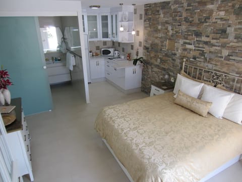 Welcome to the Gold Suite (King Bed) in addition a single bed can be added 