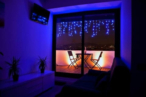 LIVING ROOM WITH DOUBLE SIDE PANORAMIC VIEW AND DIRECT TERRACE ACCESS 