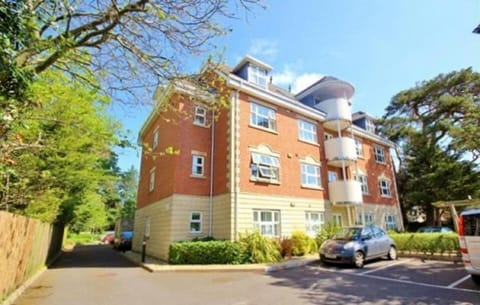 11 Hartford Court.
Ist floor self catering apartment. Lift access and parking