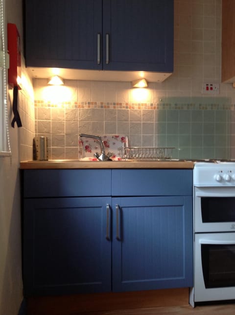 Kitchen with Oven, Hob & Microwave