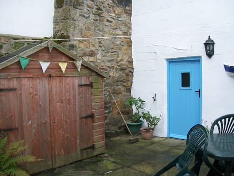 Fully enclosed dog friendly rear patio & BBQ area. A rarity in Staithes!