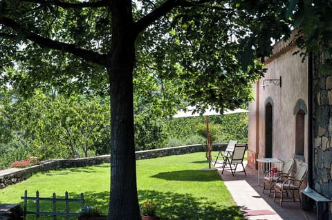 Casa Rosa offers a relaxing outdoor experience in a rustic environment.