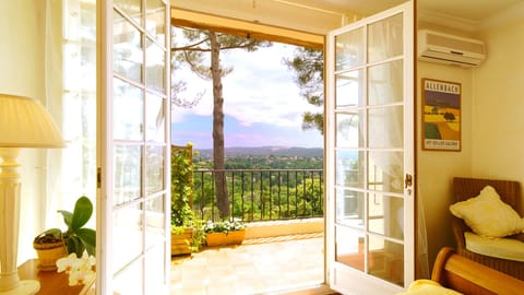 The bedroom opens on to the balcony