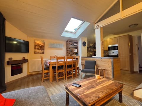 Dining area: Seating for at least 10 people when table is extended