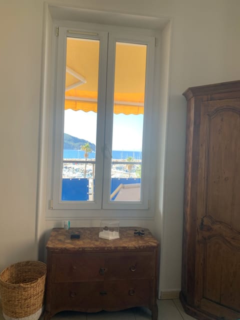 Bedroom with sea view- chambre avec vue sur la mer