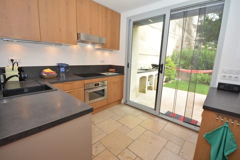 Kitchen next to the terrace with outdoor kitchen