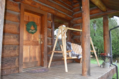 Sit & swing on the breezy porch, listening to birds, frogs & watch the hawk!