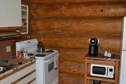 Fully equipped Kitchen, Keurig coffee pot with coffee/cream provided!