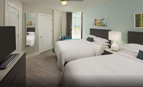 2 queen beds in guest bedroom