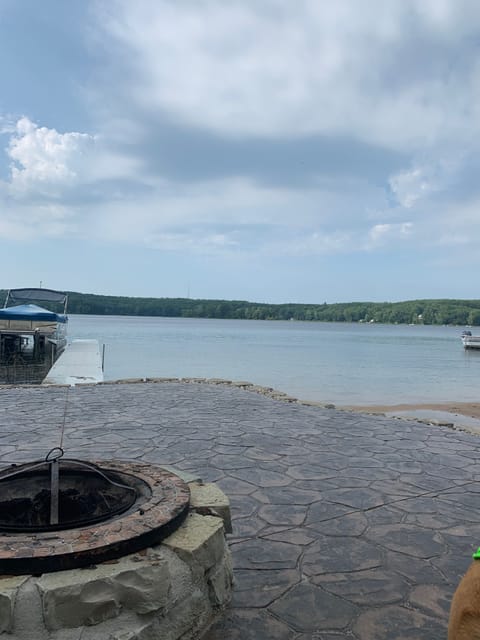 Lakefront cottage with sandy beach and great fishing on Gunn Lake in Fountain MI Cottage in Michigan