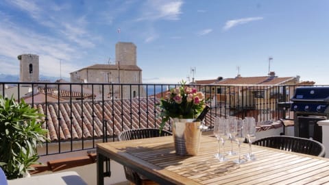 Champagne on the terrasse overlooking the Picasso museum with Weber bbq
