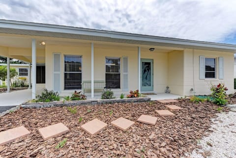 Coquina cottage near Casey key, with carport parking 