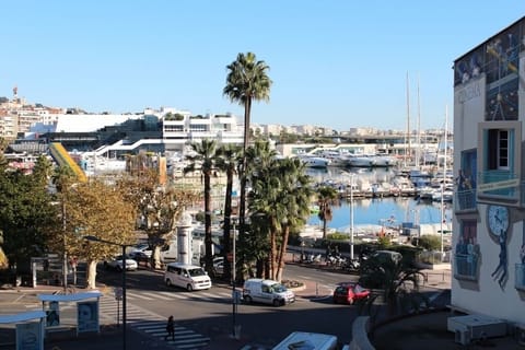 View on the Harbor and on the Palais des Festivals away (4 mns)