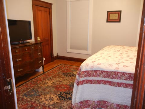 Bedroom #1--king bed, 32' flat screen with built in DVD player.  Cable TV.