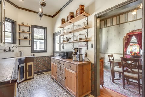 Fully stocked kitchen microwave, coffee maker, lots of storage, Eastlake light.