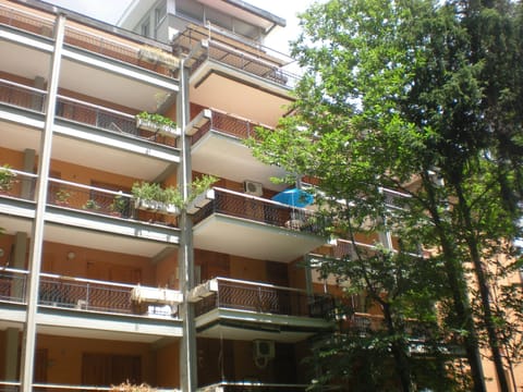 veduta dal portone, balcone con ombrellone