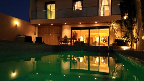 The pool light changes colors automatically. 