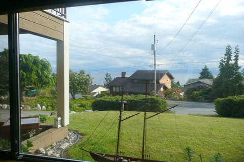 Oceanview from your front window! 2 blocks to the beach and fun.