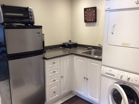 Kitchenette/laundry