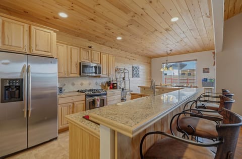 Kitchen Island, Breakfast Bar