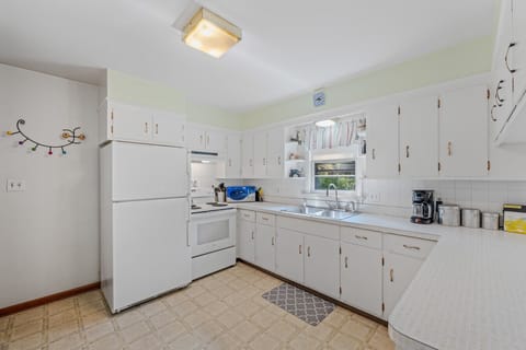 Kitchen to prepare meals w/friends and family!