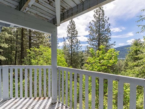 Wake amongst birdsong and treetop views