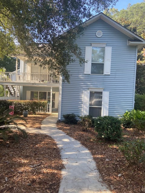 Front elevation of first floor VRBO rental with a "no steps" entry.