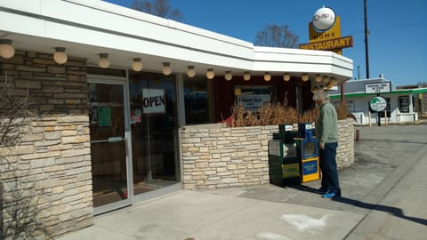 Rounds Diner / Half of Pitching Wedge away