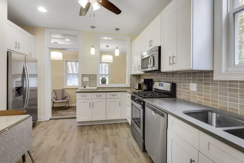 Kitchen with expandable eat-in dining