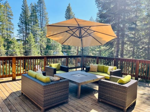 Front tree top deck lounge