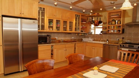 full kitchen with stainless steal appliances, dishwasher, stove.