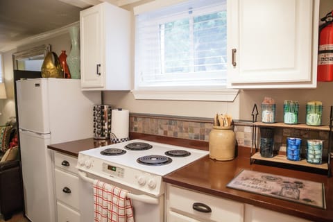 Fully equipped, adorable kitchen. Keurig w/coffee, tea, snacks & fruit.