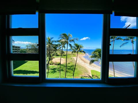 Makai (Oceanside) bedroom view