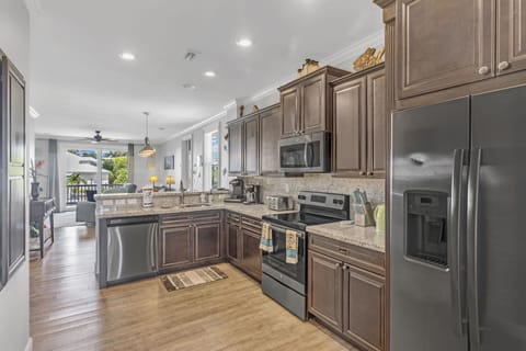 Fully stocked kitchen!