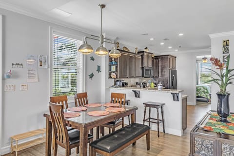 Dining room with kitchen island eatery'!