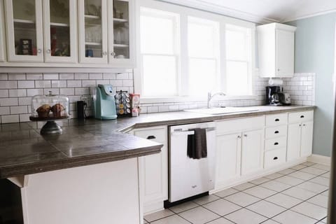 Kitchen w/ sink, dishwasher, coffee maker