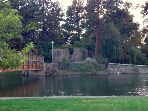 Nearby footbridge to access river and entrance to Columbia Park