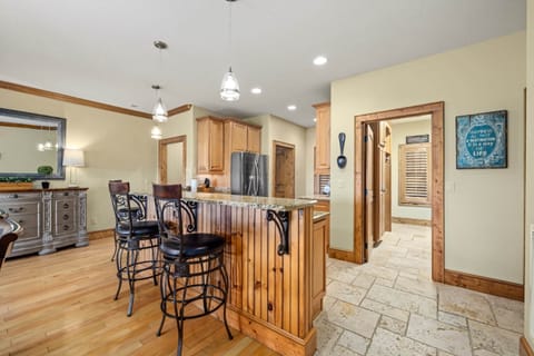 Bar and working area between kitchen and dining area