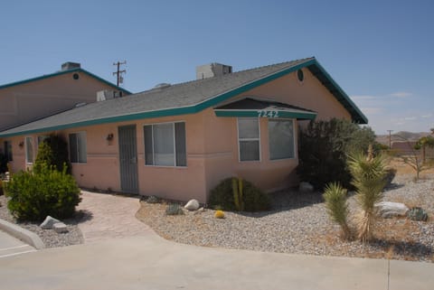 Cozy Joshua Tree Sage Experience