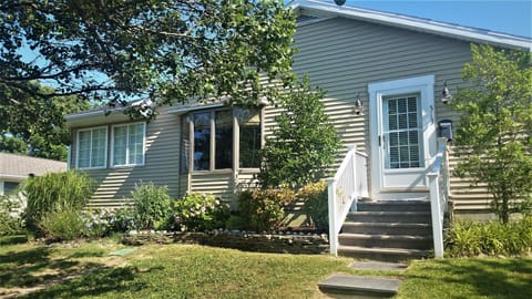 Beach cottage on a quiet and safe residential street in Country Club Estates