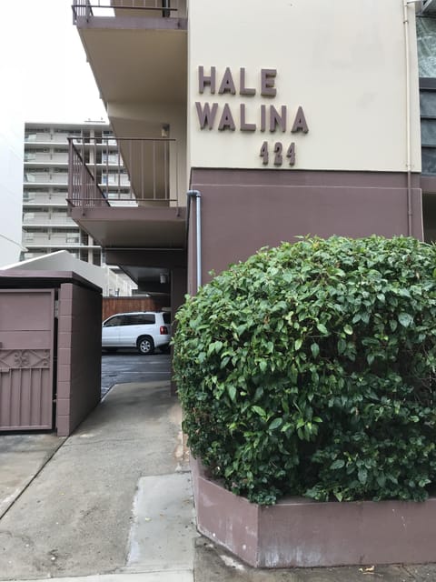 SORRY NO PARKING. METERED PARKING AVAIL ON THE STREET.