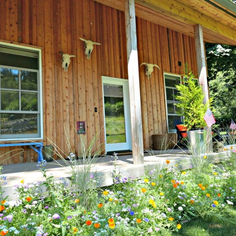 MODERN+LUXURIOUS+Romantic. The Little Farmhouse welcomes you home!