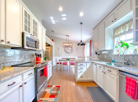 Kitchen has everything you need to cook! September 2021