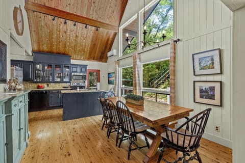 Vaulted ceiling and plenty of sunshine in the kitchen!