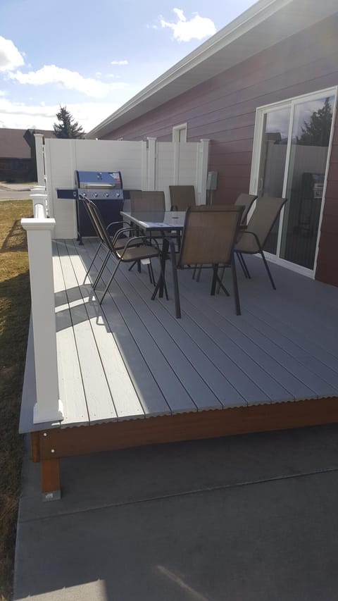 deck with table andbarbecuer