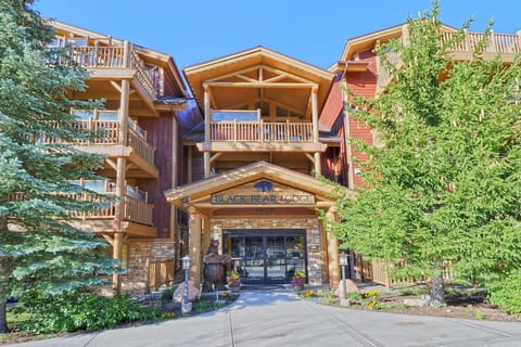 Black Bear Lodge - a short half-block walk to Silver Lake Village & Lifts