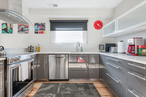 Modern design and functionality come together in this sleek cooking space.