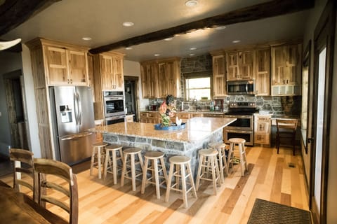 Kitchen w/ 8 stools and 4 ovens