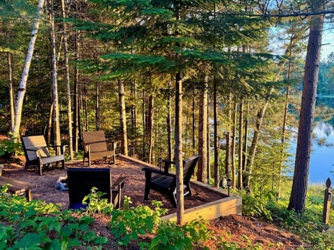 The Three Bears Cabin - Gather around the fire and enjoy peaceful lake views
